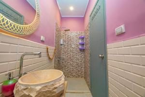 A bathroom at Bedcoin Hostel