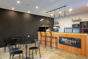 Bedcoin Hostel في الغردقة: مطعم بطاولات وكراسي على كونتر