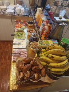 una mesa con plátanos y otros alimentos. en Hs Tierra In, en Machu Picchu