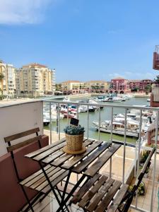 een tafel op een balkon met uitzicht op een jachthaven bij Appartement T3 Cosy vue port in Lattes