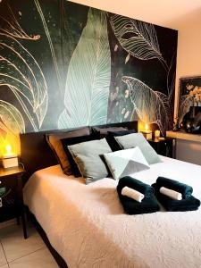 een slaapkamer met een bed met twee handdoeken erop bij Appartement T3 Cosy vue port in Lattes
