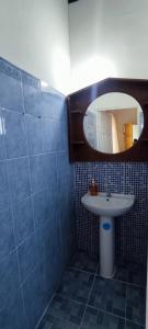 un baño con lavabo y espejo en Playa El Obispo F La Libertad Playa El Obispo, en La Libertad