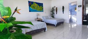 Habitación con cama, cama y mesa. en Playa El Obispo A La Marea building La Libertad en La Libertad