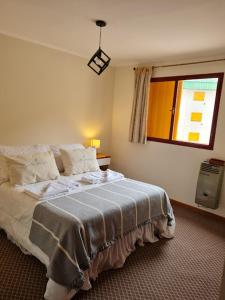 1 dormitorio con cama y ventana en Aires de Montaña - Departamento en Los Penitentes, Mendoza en Los Penitentes