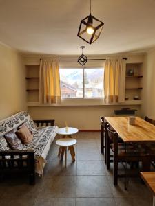 un soggiorno con divano e tavolo di Aires de Montaña - Departamento en Los Penitentes, Mendoza a Los Penitentes