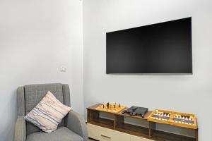 A television and/or entertainment centre at Bedcoin Hostel