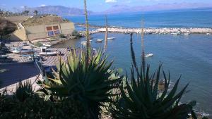 トラッペートにあるTrappeto Vacation Apartmentの船が浮かぶ港の景色