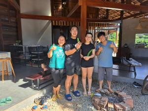 un grupo de personas posando para una foto en Elon Coffee Farmstay en Da Lat