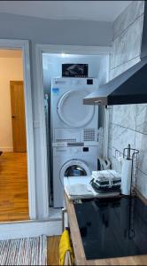 een keuken met een wasmachine in de kamer bij THE SOUTH VALLEY HOME in Neath