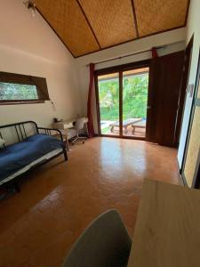 una camera con letto e una camera con tavolo di Villa “Mango” in Villa Vista, Hua Hin a Khao Tao