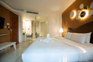 Giường trong phòng chung tại Rachabhura Hotel