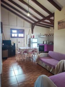 sala de estar con mesa y sofá en Mango Villa en Les Abymes