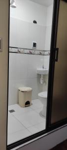 ein Bad mit einem WC und einem Waschbecken in der Unterkunft GOLDEN DREAMS in Callampaya