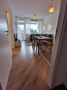 uma sala de jantar e sala de estar com mesa e cadeiras em Ferienwohnung Harzlich em Hahnenklee-Bockswiese