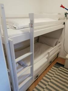 哈嫩克利博克斯維瑟的住宿－Ferienwohnung Harzlich，客房内的双层床配有白色架子