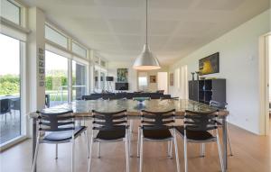 エーベルトフトにあるLovely Home In Ebeltoft With Wifiのキッチン、ダイニングルーム(大きなテーブル、椅子付)
