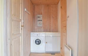 uma máquina de lavar e secar roupa num pequeno quarto em Stunning Home In Hvide Sande With Kitchen em Nørre Lyngvig
