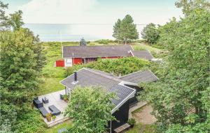 una vista aérea de una casa con una casa roja en Nice Home In Odder With House Sea View, en Odder