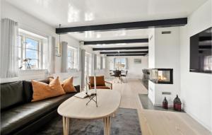 uma sala de estar com um sofá e uma mesa em 3 Bedroom Nice Home In Fan em Sønderho