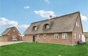 uma grande casa de tijolos com um telhado de gambrel em 3 Bedroom Nice Home In Fan em Sønderho