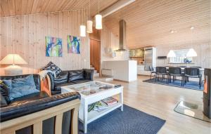 ØrbyにあるAwesome Home In Knebel With 4 Bedrooms And Saunaのリビングルーム(ソファ、テーブル付)