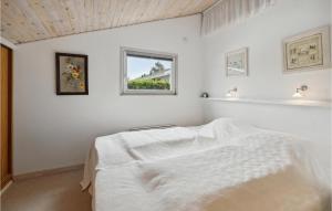 Habitación blanca con cama y ventana en Stunning Home In Broager With Wifi, en Broager