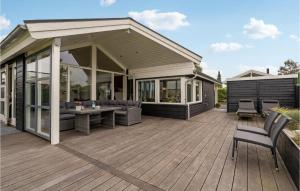 ein Haus mit einer Holzterrasse und einer Terrasse in der Unterkunft Stunning Home In Broager With Wifi in Broager