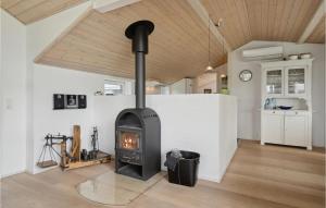 einen Holzofen in einem Zimmer mit Küche in der Unterkunft Stunning Home In Broager With Wifi in Broager