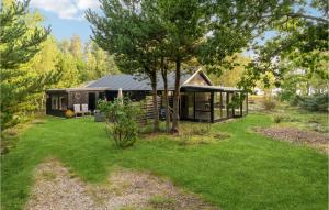 una pequeña cabaña en medio de un patio en 2 Bedroom Gorgeous Home In Hjslev, en Højslev