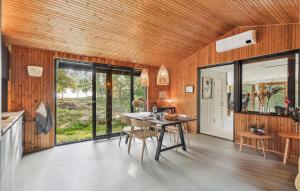 cocina con mesa en una habitación con paredes de madera en 2 Bedroom Gorgeous Home In Hjslev, en Højslev