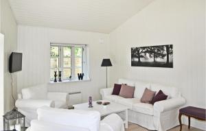 een witte woonkamer met witte banken en een tafel bij Lovely Home In Hornslet With Kitchen in Hornslet