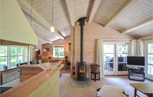 ein Wohnzimmer mit einem Holzofen in der Mitte in der Unterkunft Nice Home In Ebeltoft With Kitchen in Ebeltoft
