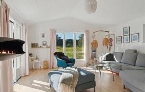 uma sala de estar com um sofá e uma mesa em Cozy Home In Grlev With Kitchen em Gørlev