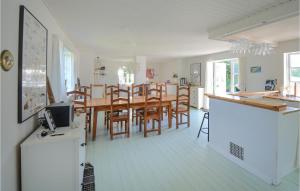 een keuken en eetkamer met een tafel en stoelen bij Beautiful Home In Anholt With Kitchen in Anholt
