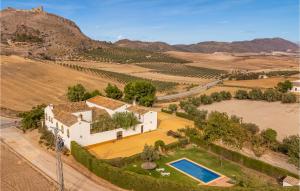 - une vue aérienne sur une maison avec une piscine dans un champ dans l'établissement Gorgeous Home In Teba With Kitchen, à Teba