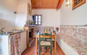 une cuisine avec un comptoir et une table avec des chaises dans l'établissement Gorgeous Home In Teba With Kitchen, à Teba