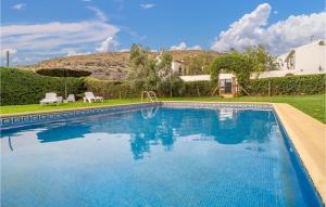 une grande piscine en face d'une maison dans l'établissement Gorgeous Home In Teba With Kitchen, à Teba