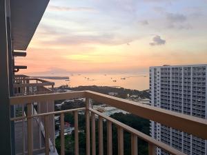 - un balcon offrant une vue sur l'océan dans l'établissement Cozy Penthouse Suite w Balcony - Amazing Manila Bay View and City Skyline near MOA, à Manille