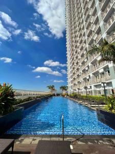 Swimming pool sa o malapit sa Cozy Penthouse Suite w Balcony - Amazing Manila Bay View and City Skyline near MOA