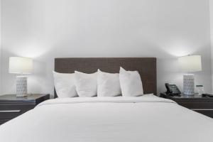 Postel nebo postele na pokoji v ubytování Fortune House Hotel Suites