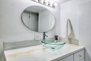een badkamer met een glazen wastafel en een spiegel bij New Downtown on Bsu Campus 4 Beds Fully Remodeled in Boise