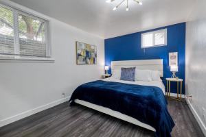 ボイジーにあるNew Downtown on Bsu Campus 4 Beds Fully Remodeledの青い壁のベッドルーム1室
