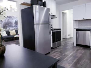 - une cuisine équipée d'un réfrigérateur en acier inoxydable dans l'établissement New Downtown on BSU Campus 3 Beds Fully Remodeled, à Boise