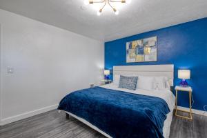 ボイジーにあるNew Downtown Boise on Bsu Campus 3 Beds Sleeps 6の青い壁のベッドルーム(ベッド1台付)
