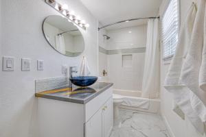 ein Badezimmer mit einem Waschbecken, einem WC und einem Spiegel in der Unterkunft New Downtown on Bsu Campus 3 Beds on Boise Ave in Boise