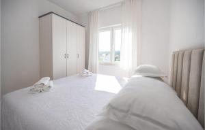 Postel nebo postele na pokoji v ubytování Two-Bedroom Apartment In Vinisce