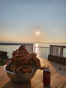 eine Schüssel Essen auf einem Tisch mit einer Dose Koks in der Unterkunft New Warm Beach House Stanwood in Stanwood