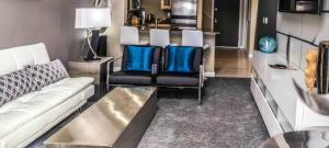salon z białą kanapą i niebieskimi krzesłami w obiekcie Penthouse Suite Downtown, Top Floor 4 Beds, 2Baths w mieście Seattle