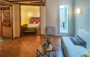 uma sala de estar com uma cama e um espelho em Beautiful Home In Abeilhan With Wifi em Abeilhan