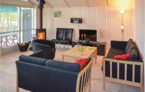 ØksenmølleにあるGorgeous Home In Ebeltoft With Kitchenのリビングルーム(ソファ2台、テーブル付)